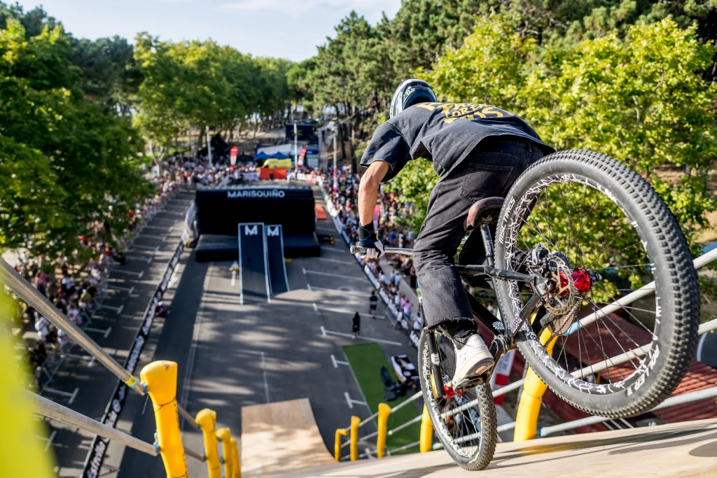 Empieza el espectáculo de altura: bicis y motos ya vuelan en Samil
