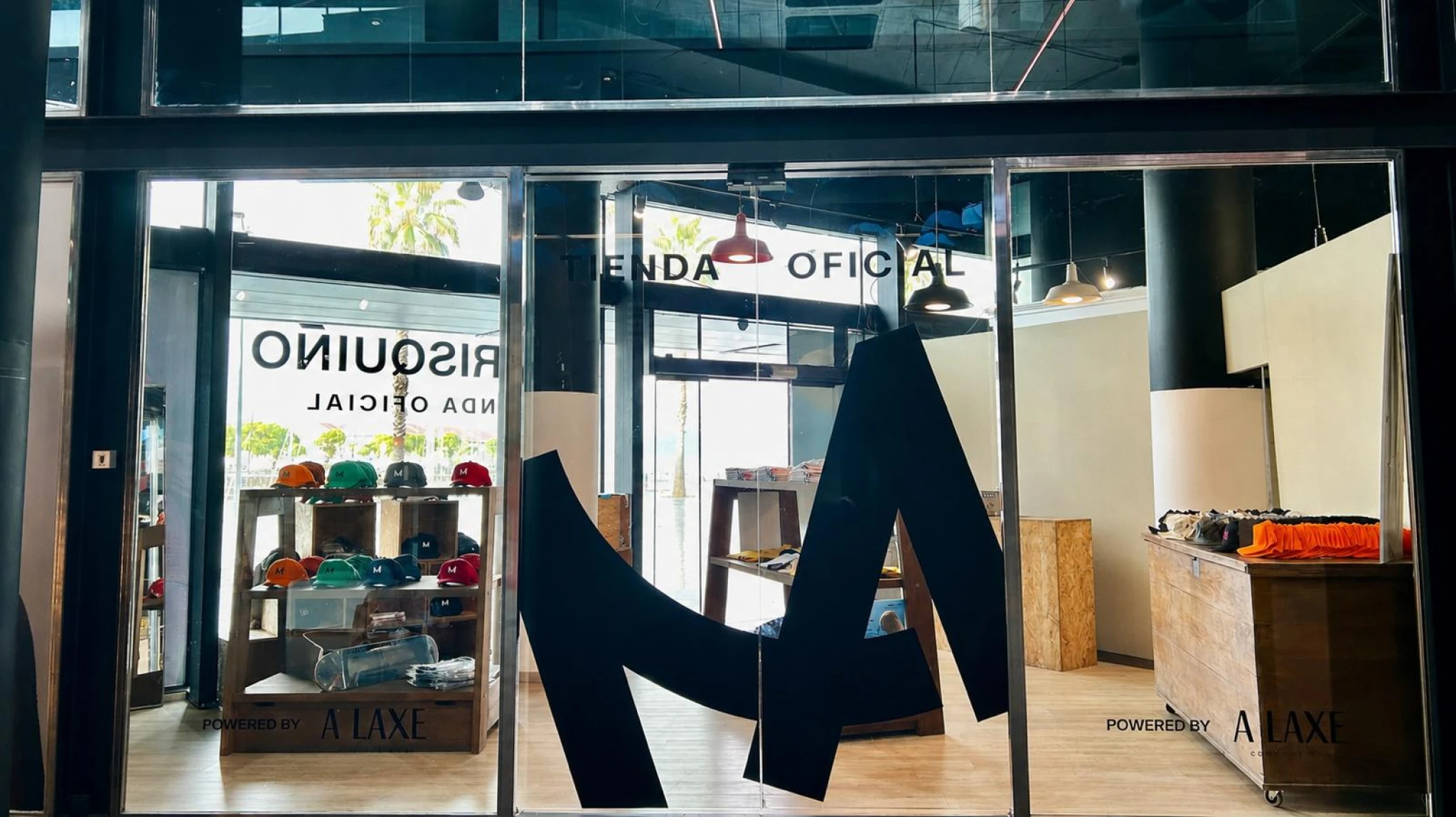Marisquiño abre en A Laxe su tienda oficial antes del comienzo del festival