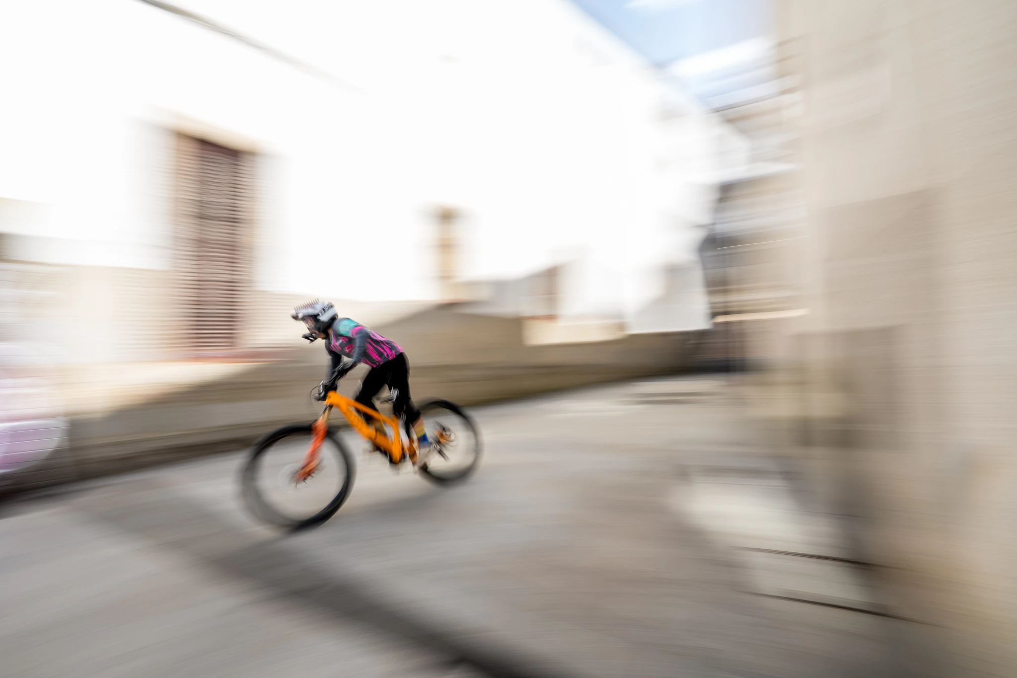Adrien Loron revalida su victoria y Fernanda Gildemeister se estrena con triunfo en el MTB Downtown de Marisquiño